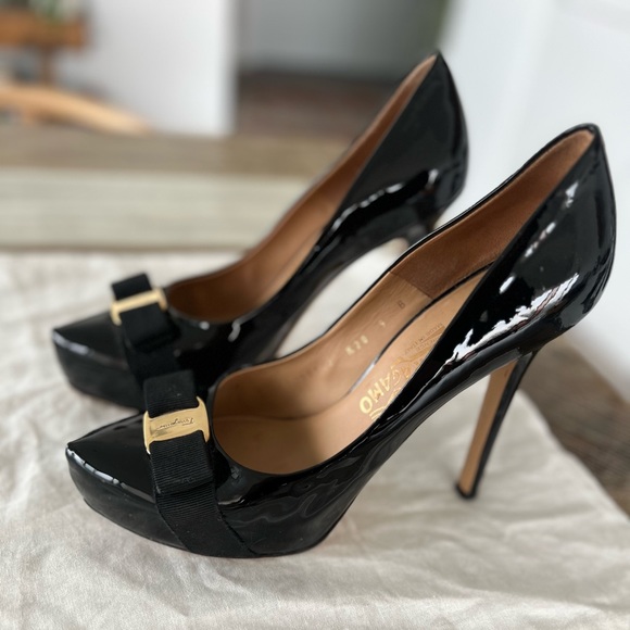 Salvatore Ferragamo Women's Pumps Sz 9 - Picture 1 of 7